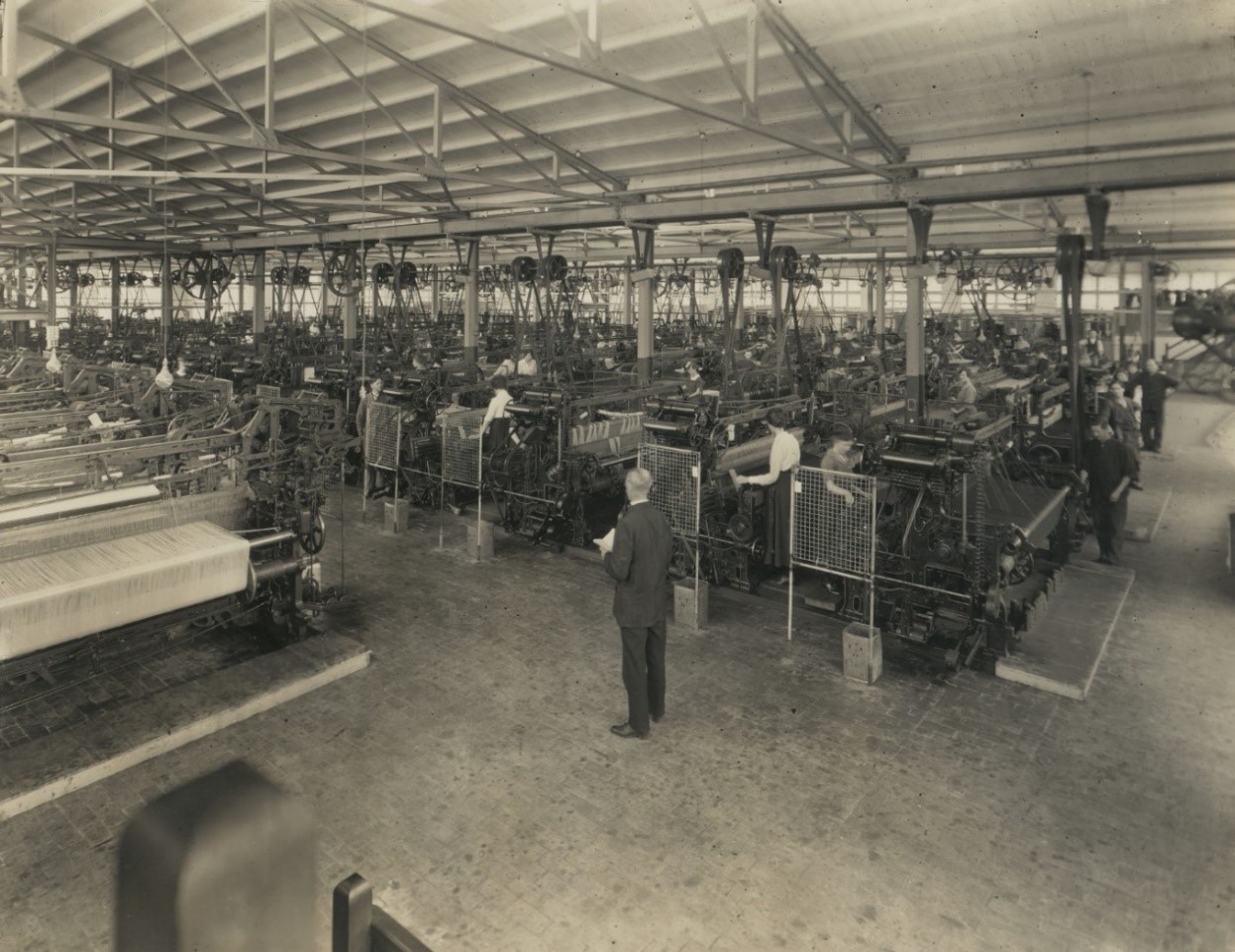 Weaving looms at Gibsonia, 1922