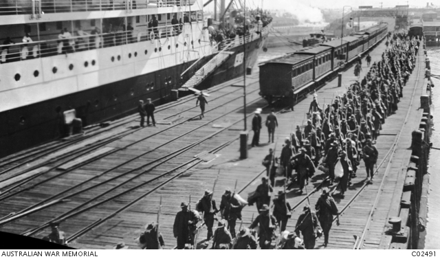 'Troops embarking on HMAT Hororata, 1914'