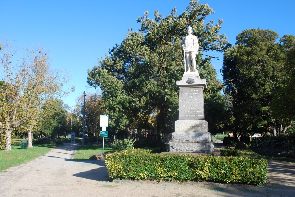 WW1 Memorial Statue